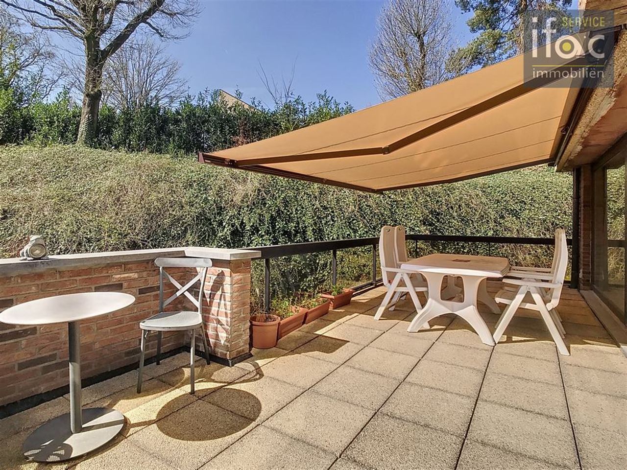 2-bed apt, large terrace & parking space