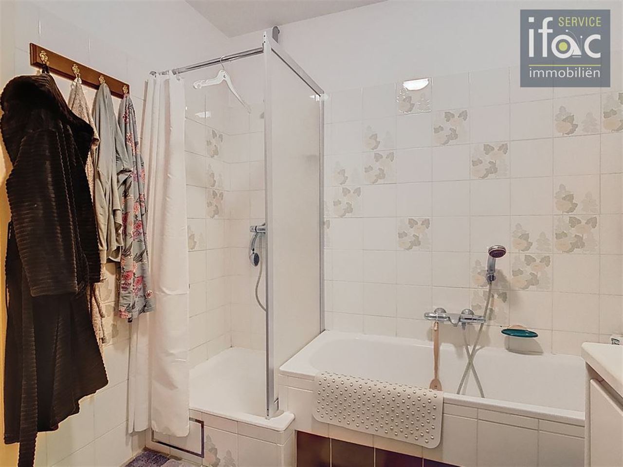 2-bed apt, large terrace & parking space