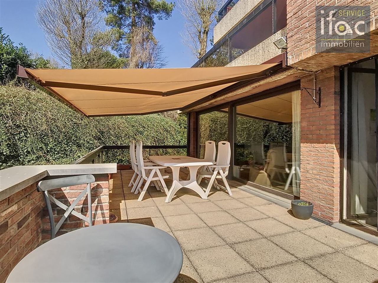 2-bed apt, large terrace & parking space