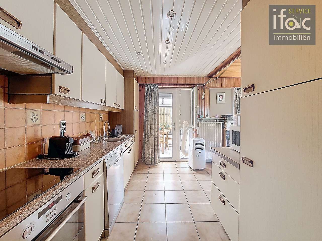 Te renoveren bungalow op zuidwest perceel van ±8 are