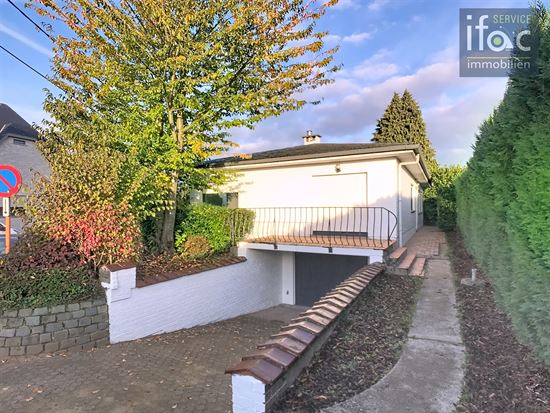 Bungalow with 4 bedrooms and a large garage