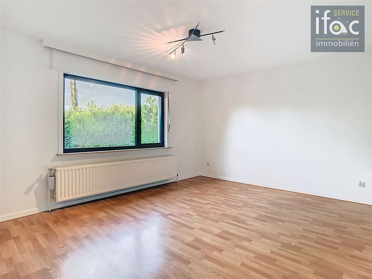 Bungalow with 4 bedrooms and a large garage