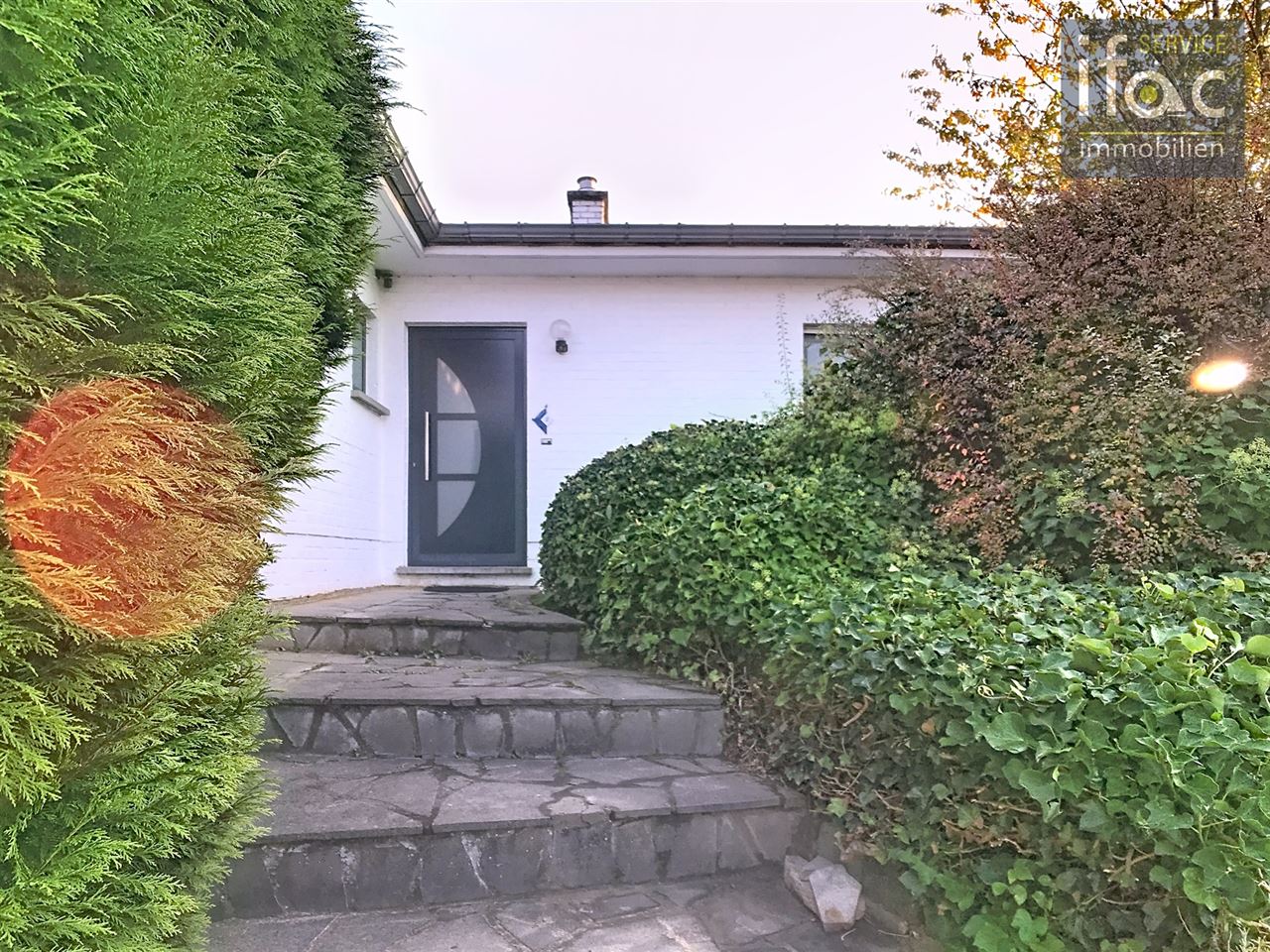 Bungalow with 4 bedrooms and a large garage