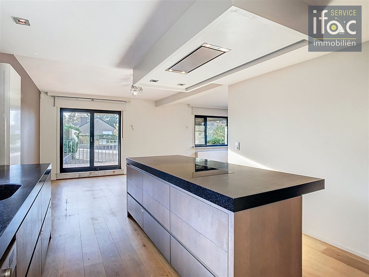 Bungalow with 4 bedrooms and a large garage