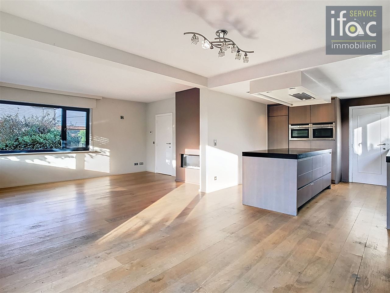 Bungalow met 4 slaapkamers en ruime garage