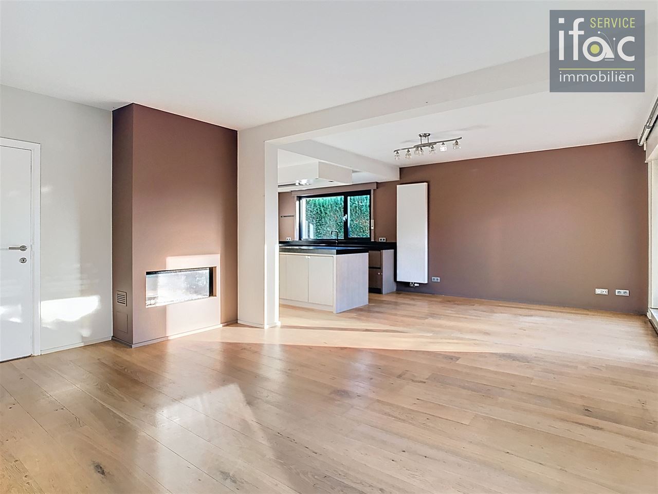 Bungalow with 4 bedrooms and a large garage
