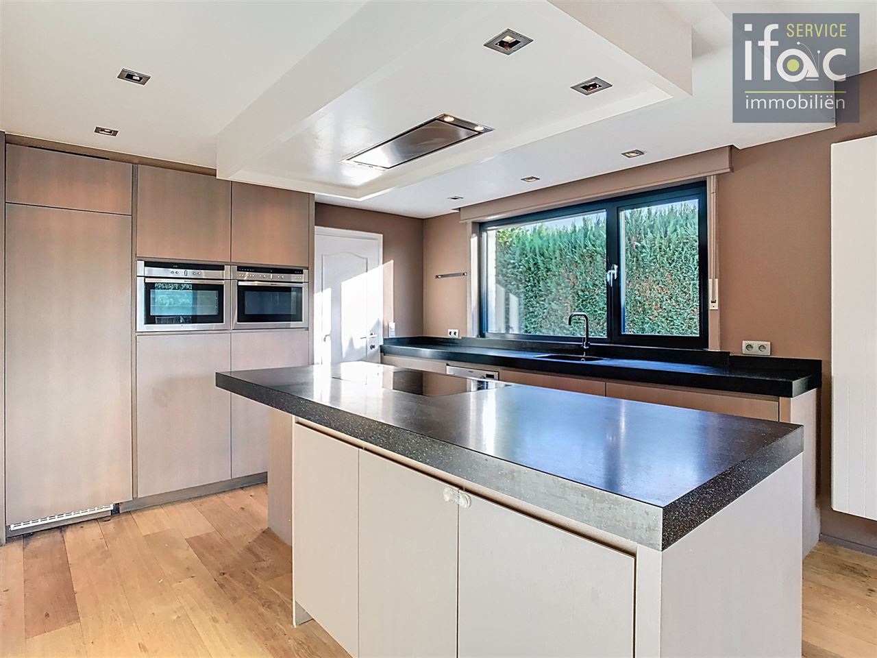 Bungalow with 4 bedrooms and a large garage