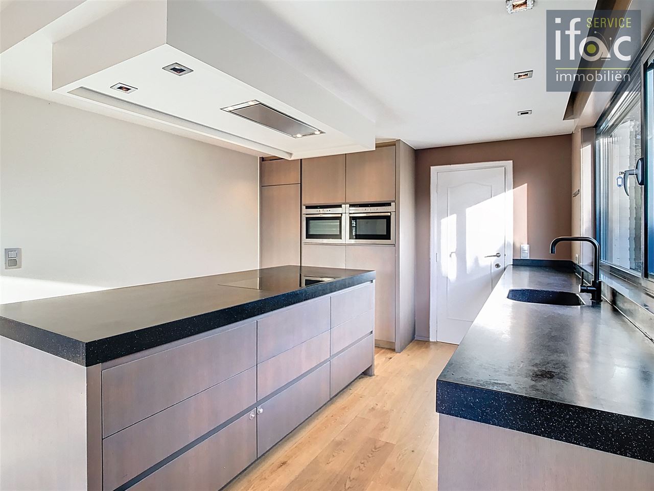 Bungalow with 4 bedrooms and a large garage