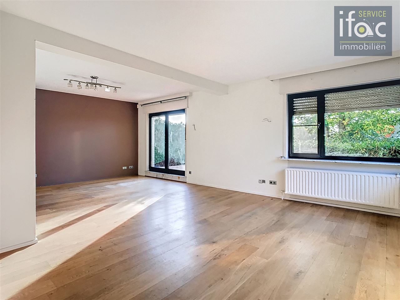 Bungalow with 4 bedrooms and a large garage