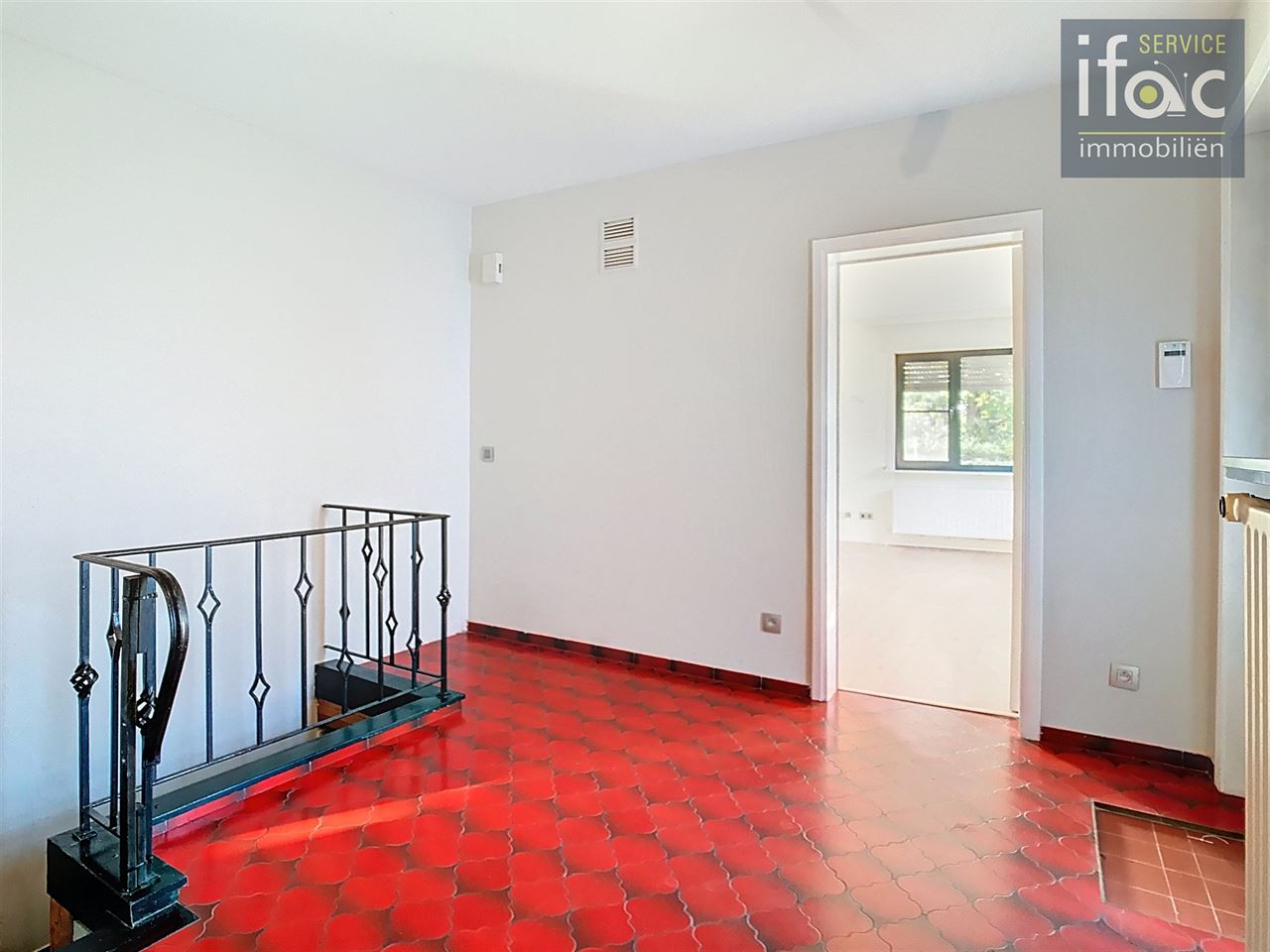 Bungalow with 4 bedrooms and a large garage