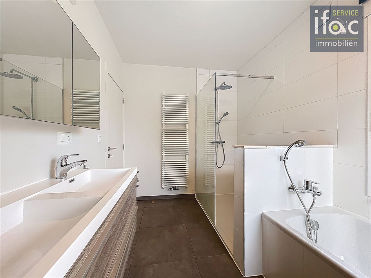 Uitstekend gelegen woning met 4 slaapkamers en 2 badkamers