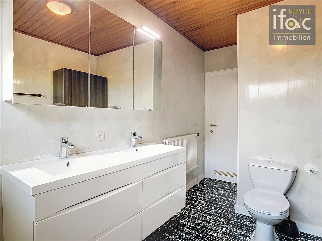 Bungalow met 4 slaapkamers en ruime garage