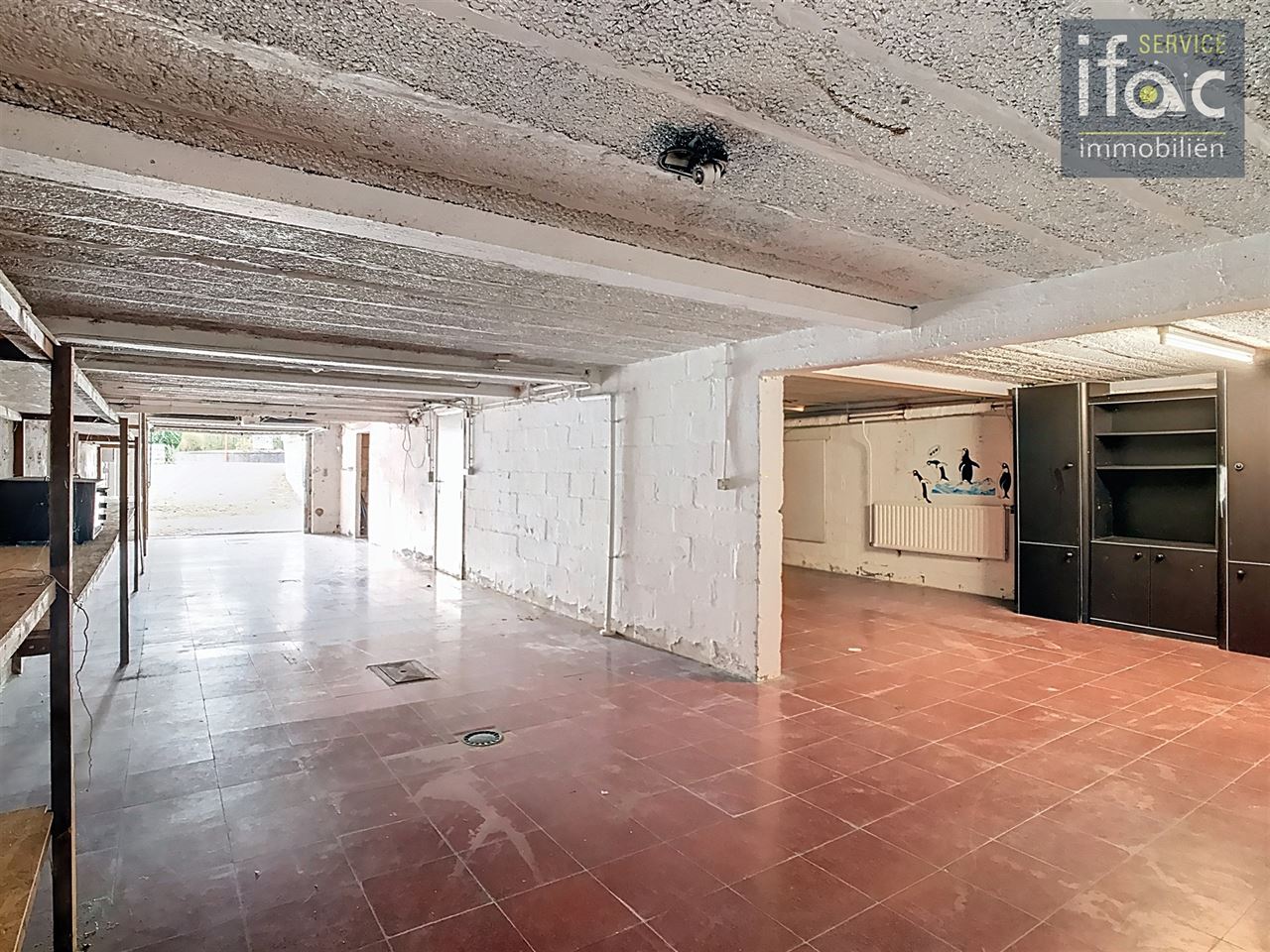 Bungalow with 4 bedrooms and a large garage