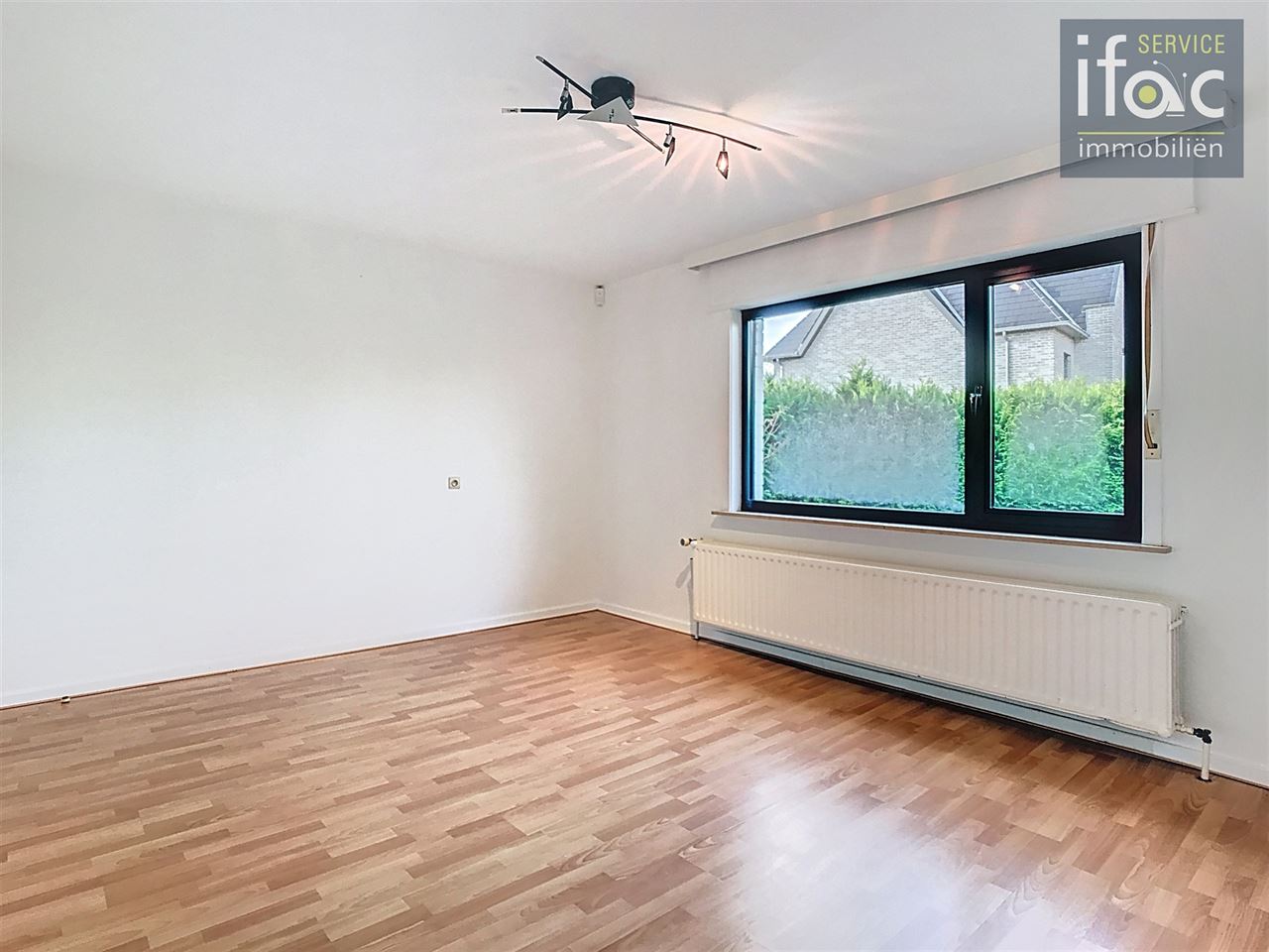 Bungalow with 4 bedrooms and a large garage