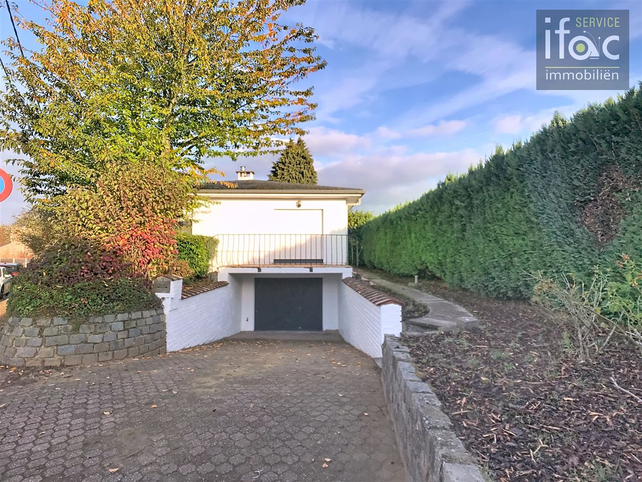 Bungalow with 4 bedrooms and a large garage