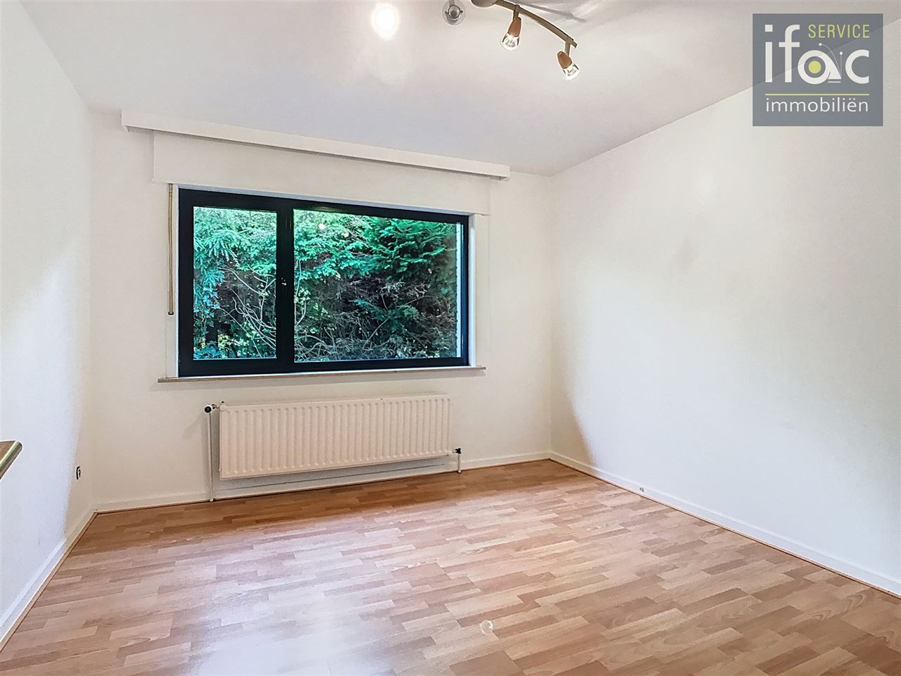 Bungalow with 4 bedrooms and a large garage