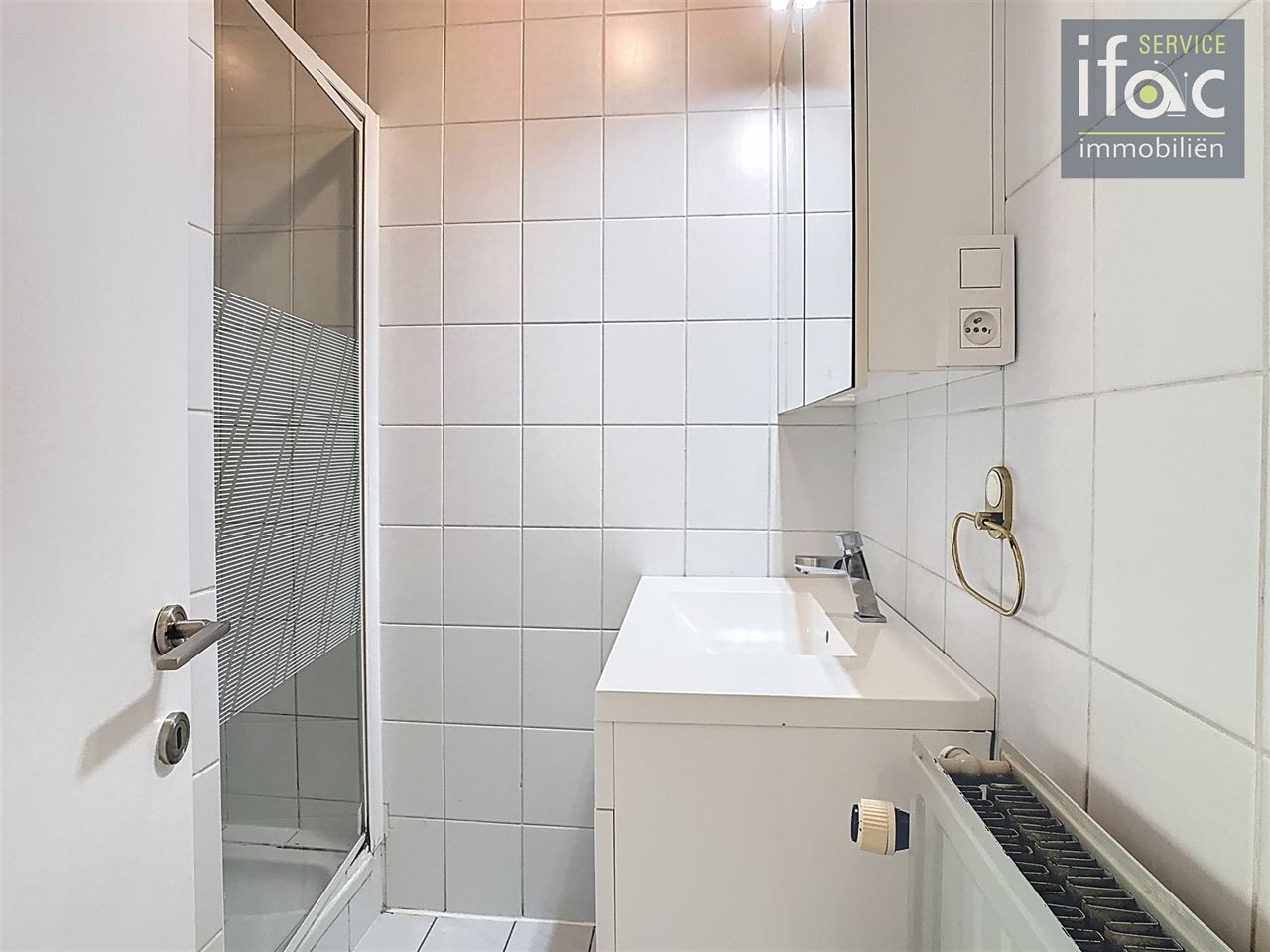 Bungalow with 4 bedrooms and a large garage
