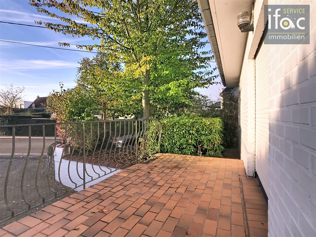 Bungalow with 4 bedrooms and a large garage