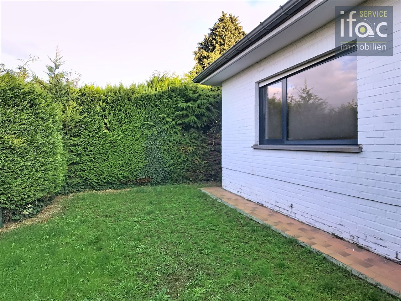 Bungalow with 4 bedrooms and a large garage