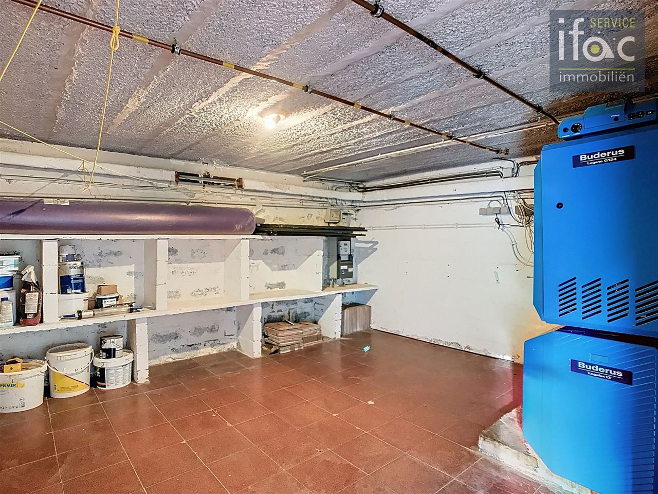 Bungalow with 4 bedrooms and a large garage