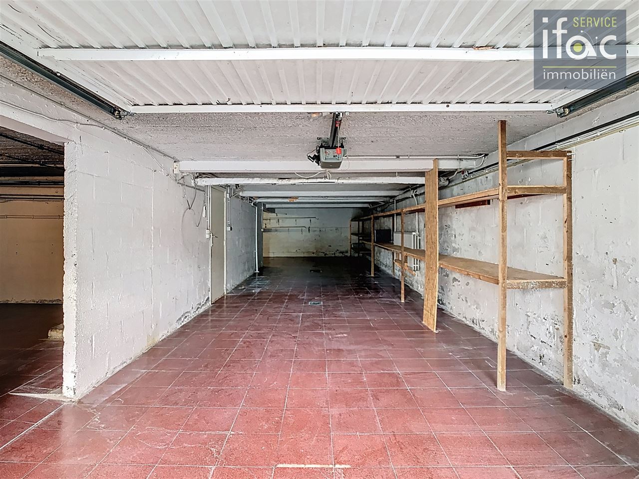 Bungalow with 4 bedrooms and a large garage