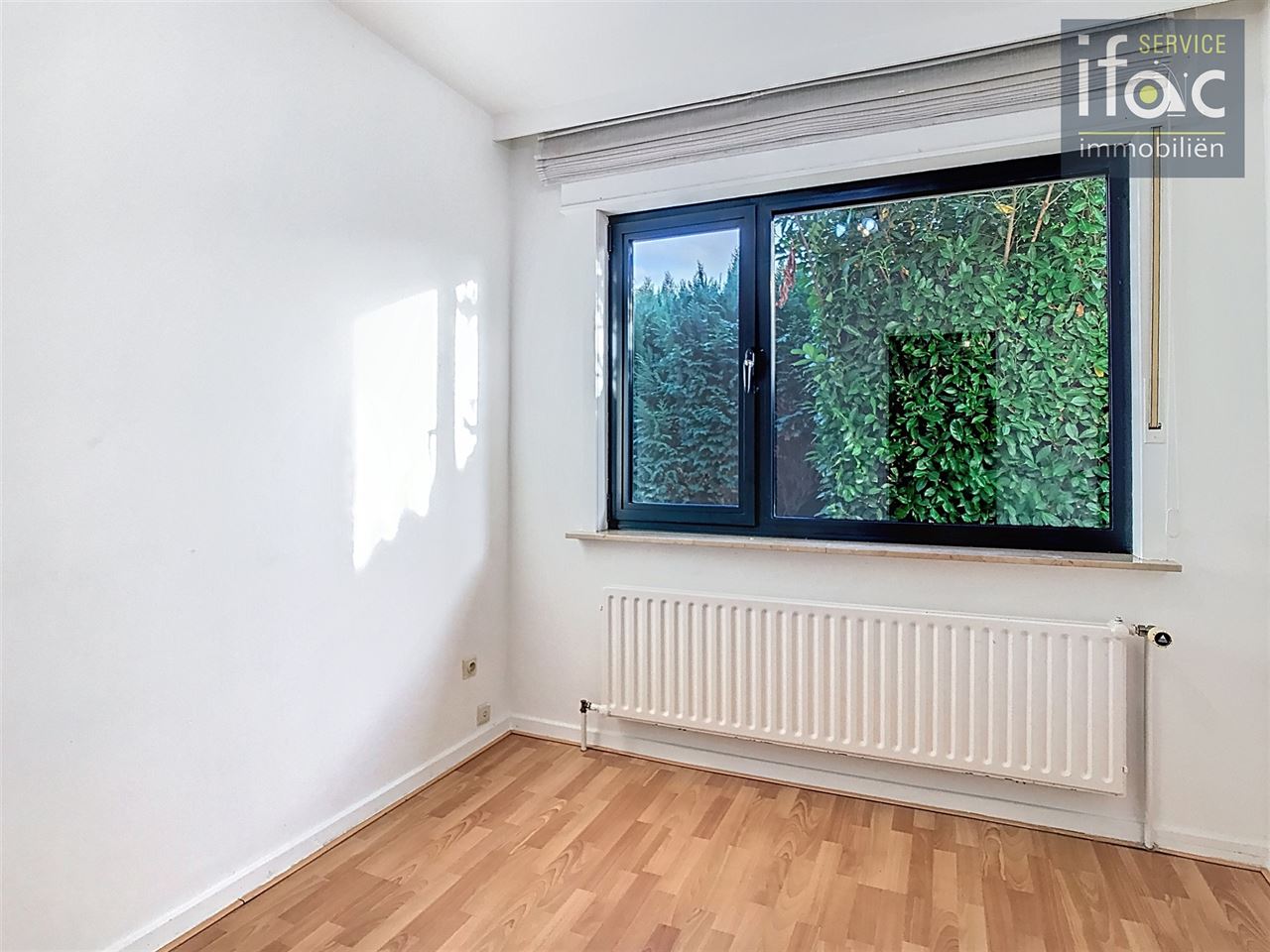 Bungalow with 4 bedrooms and a large garage