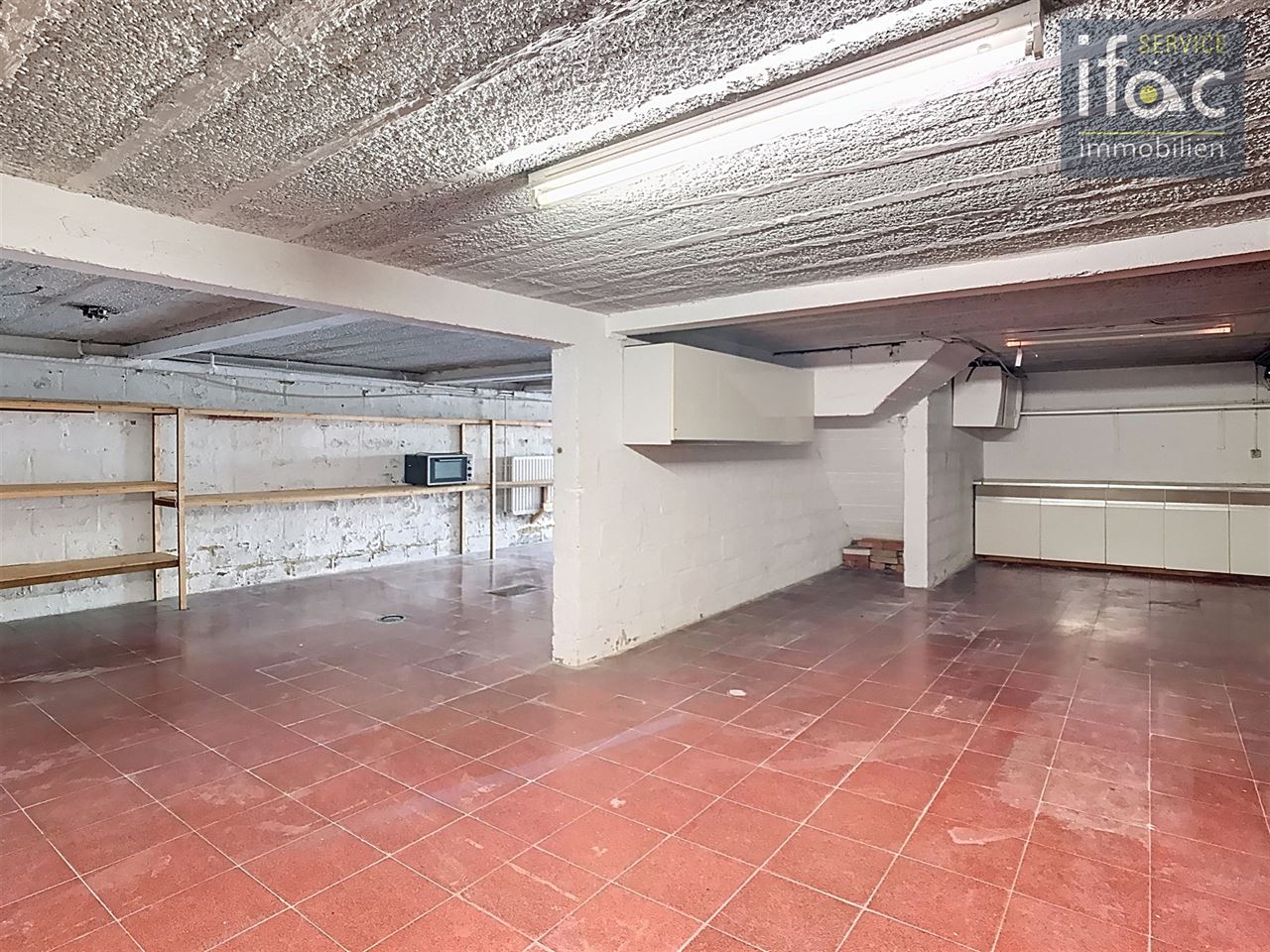 Bungalow with 4 bedrooms and a large garage