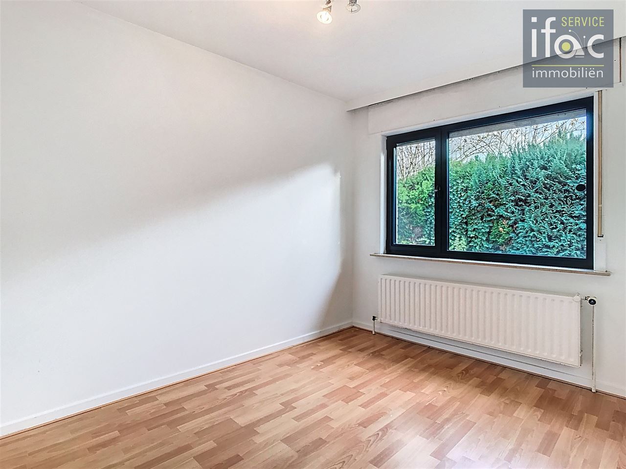 Bungalow with 4 bedrooms and a large garage
