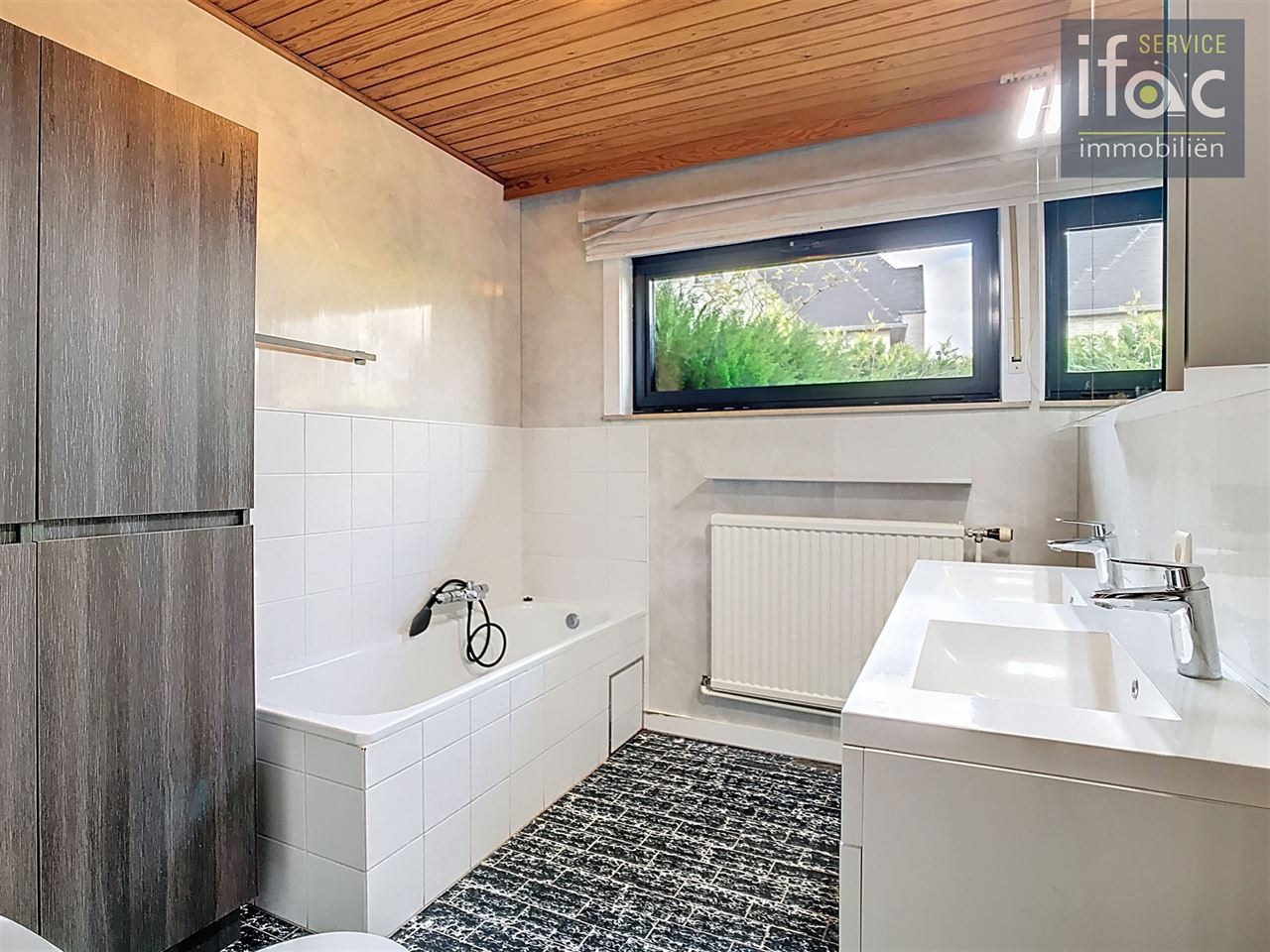 Bungalow with 4 bedrooms and a large garage