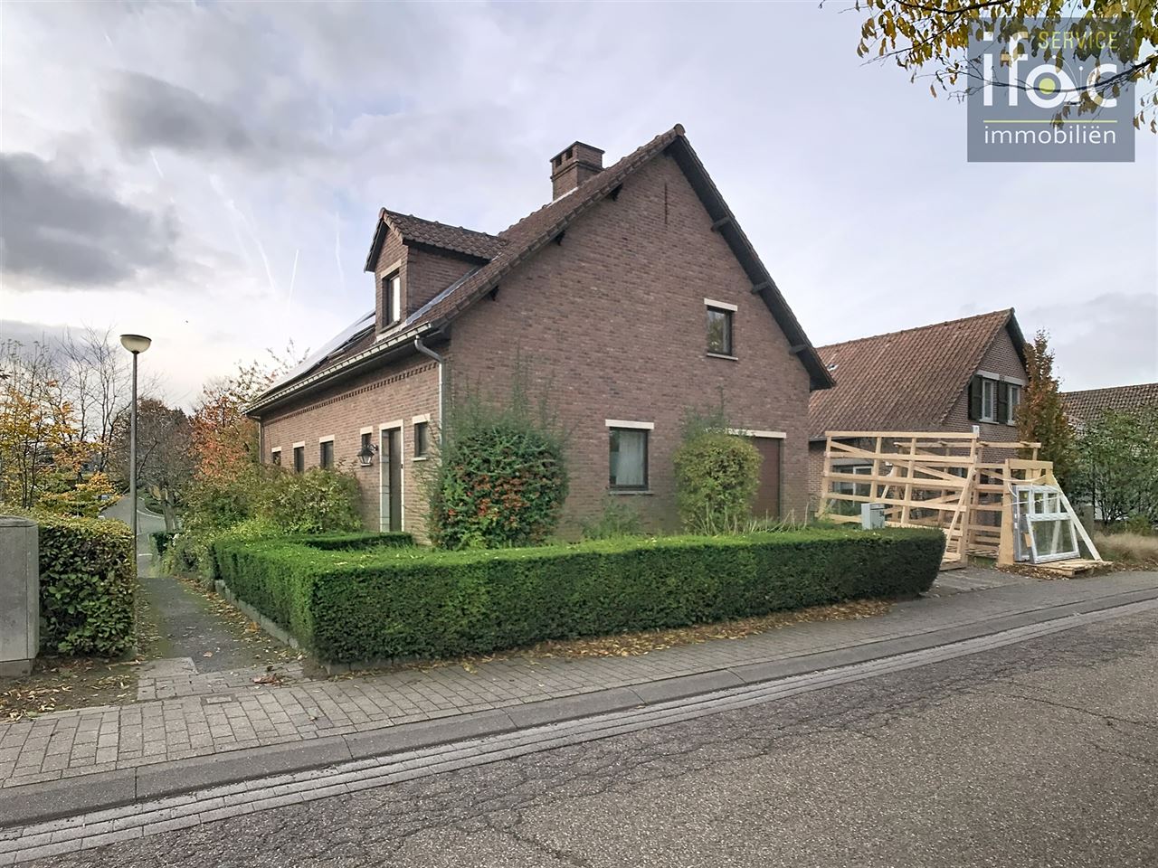 Huis met 4 slpks, 2 badk., tuin en garage