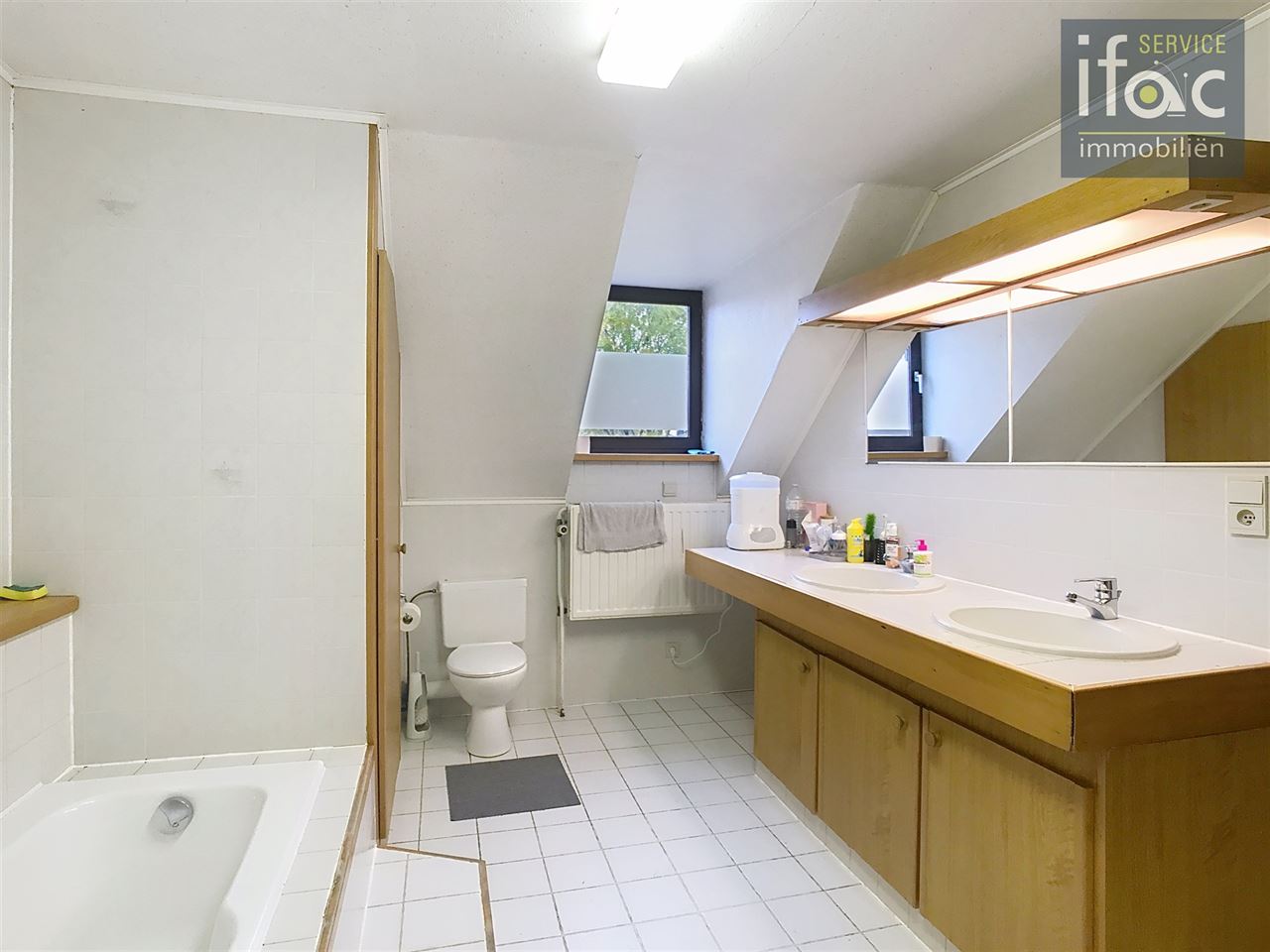 Huis met 4 slpks, 2 badk., tuin en garage