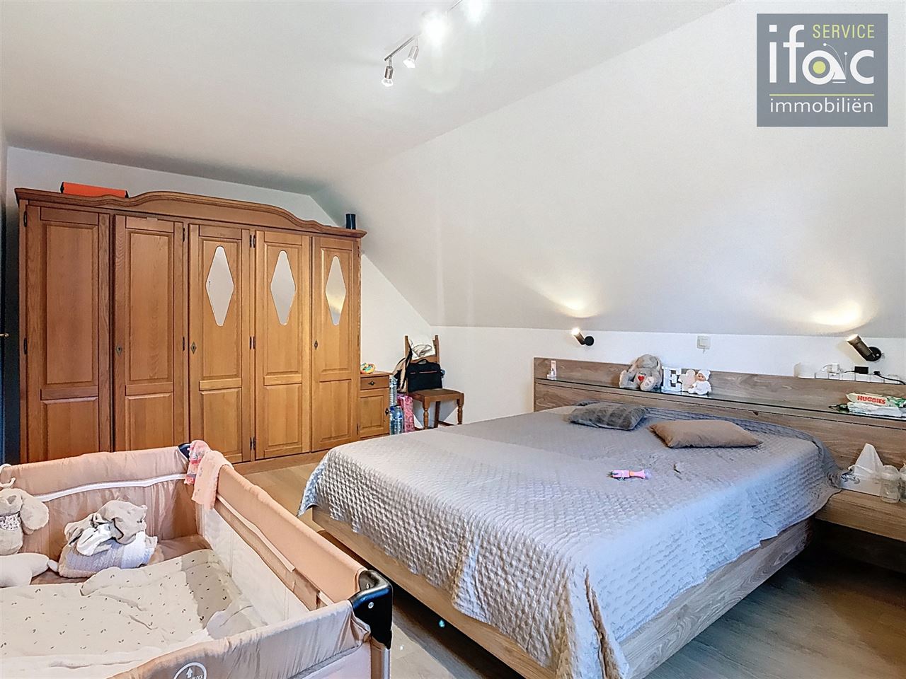 Huis met 4 slpks, 2 badk., tuin en garage