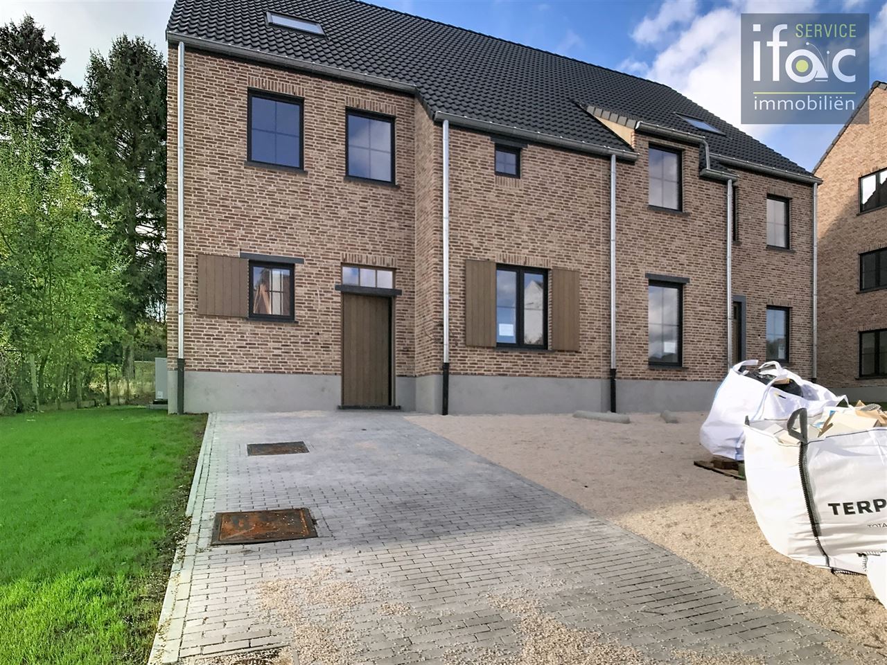 Nieuwbouwwoning met 4 slaapkamers, 2 badkamers en tuin.
