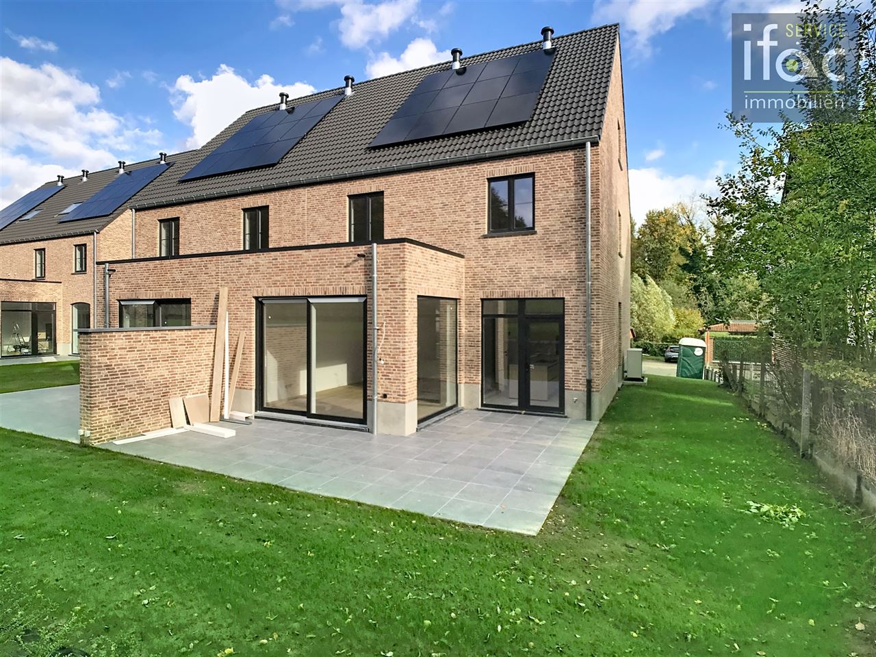 Nieuwbouwwoning met 4 slaapkamers, 2 badkamers en tuin.