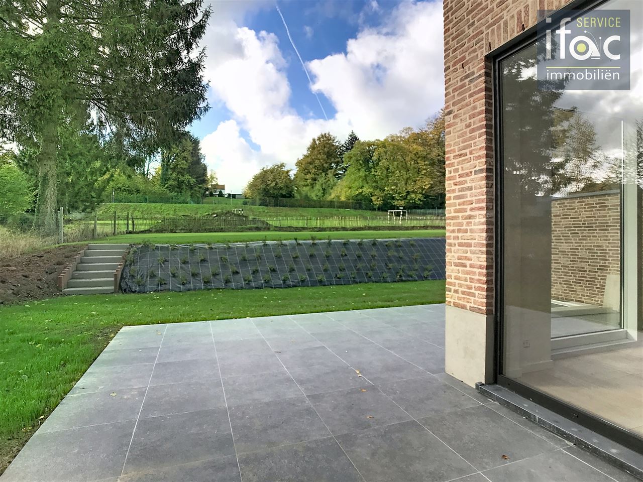 Nieuwbouwwoning met 4 slaapkamers, 2 badkamers en tuin.