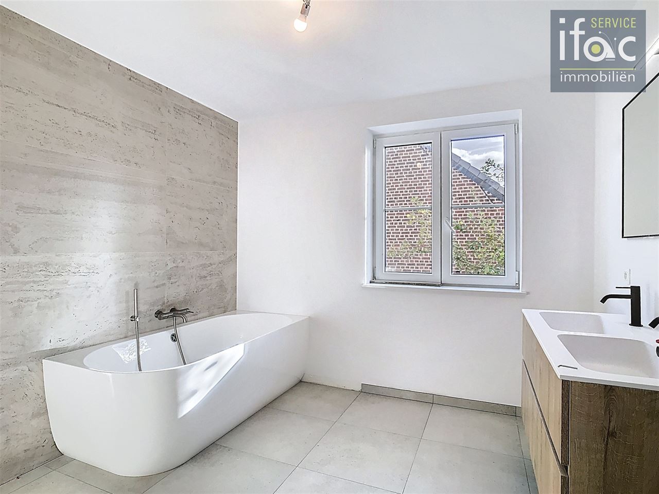 Nieuwbouwwoning met 4 slaapkamers, 2 badkamers en tuin.