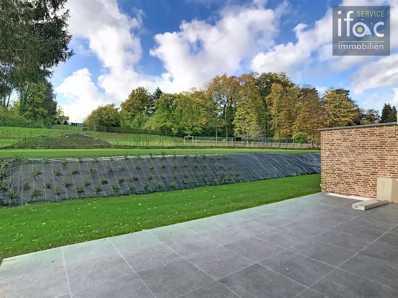 Nieuwbouwwoning met 4 slaapkamers, 2 badkamers en tuin.