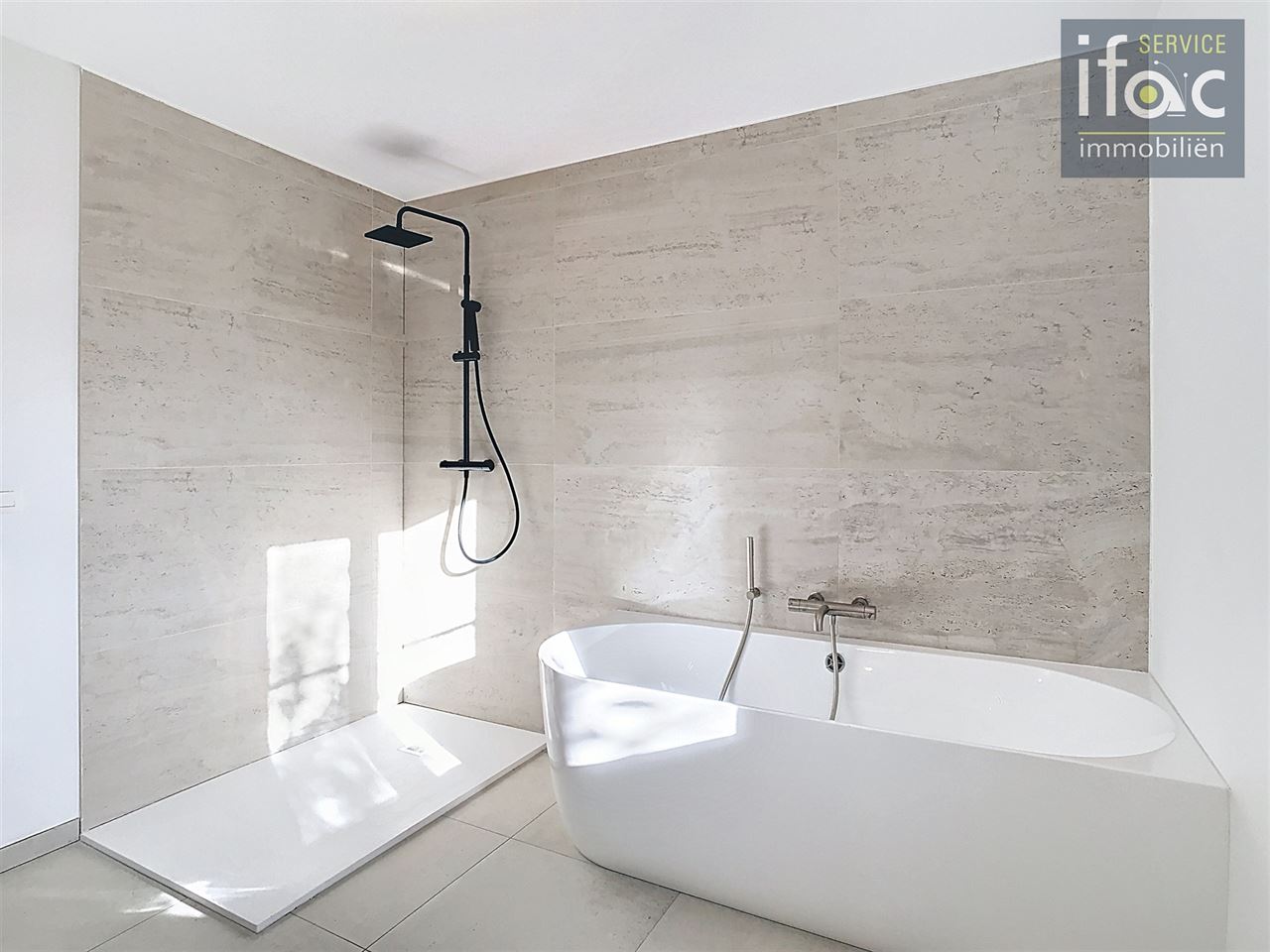 Nieuwbouwwoning met 4 slaapkamers, 2 badkamers en tuin.