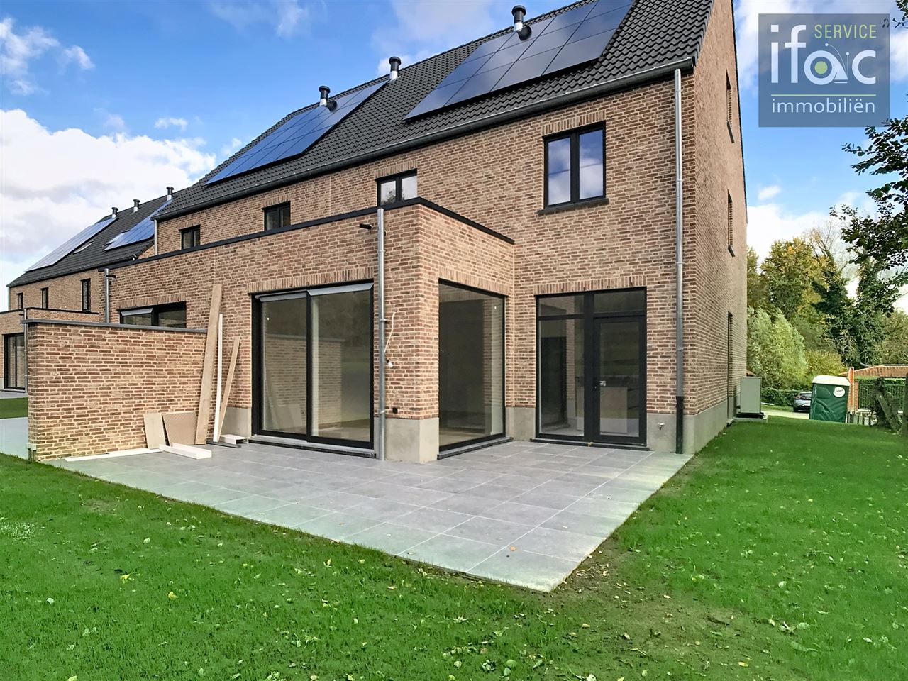 Nieuwbouwwoning met 4 slaapkamers, 2 badkamers en tuin.