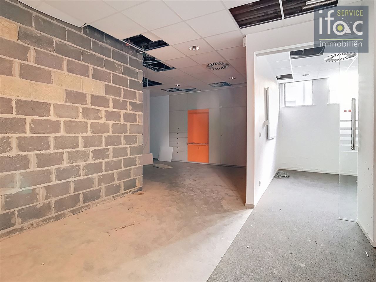 Commercial ground floor with parking.