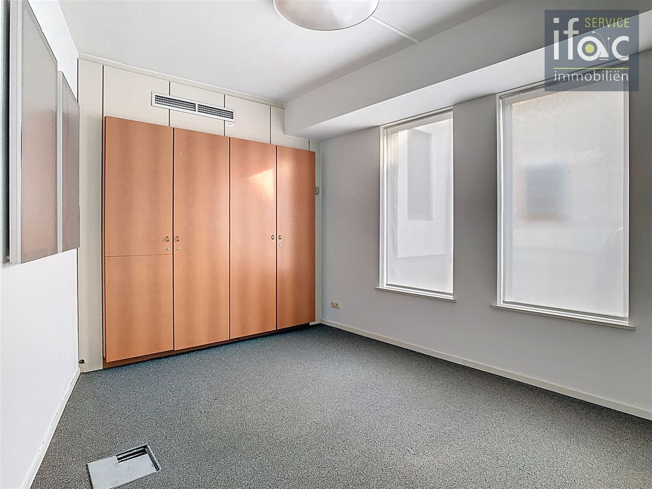 Commerciële ruimte en bureaus (270 m²) met parking.