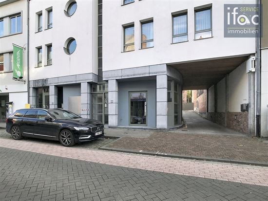 Commercial space and offices (270 m²) with parking.