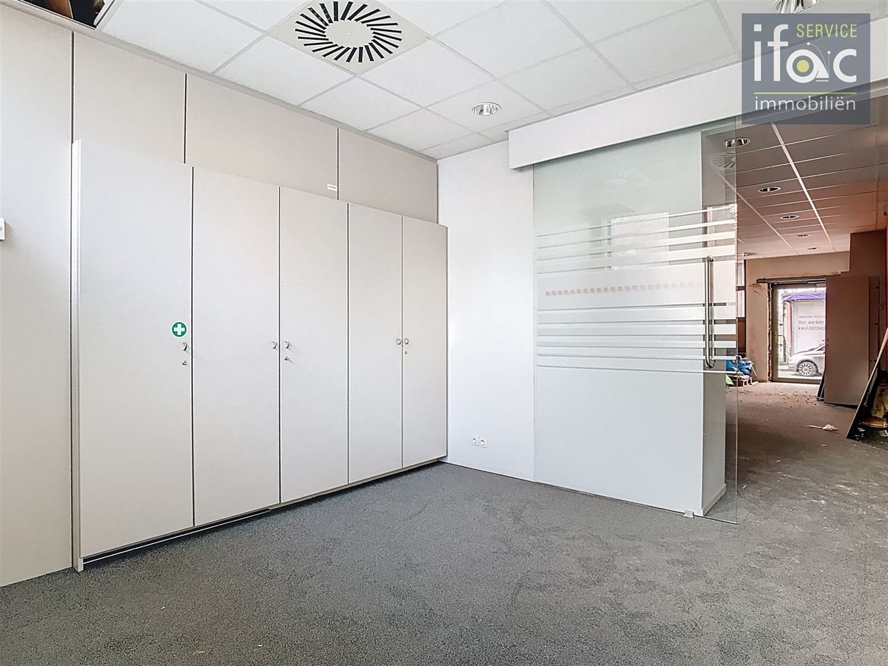 Commerciële ruimte en bureaus (270 m²) met parking.