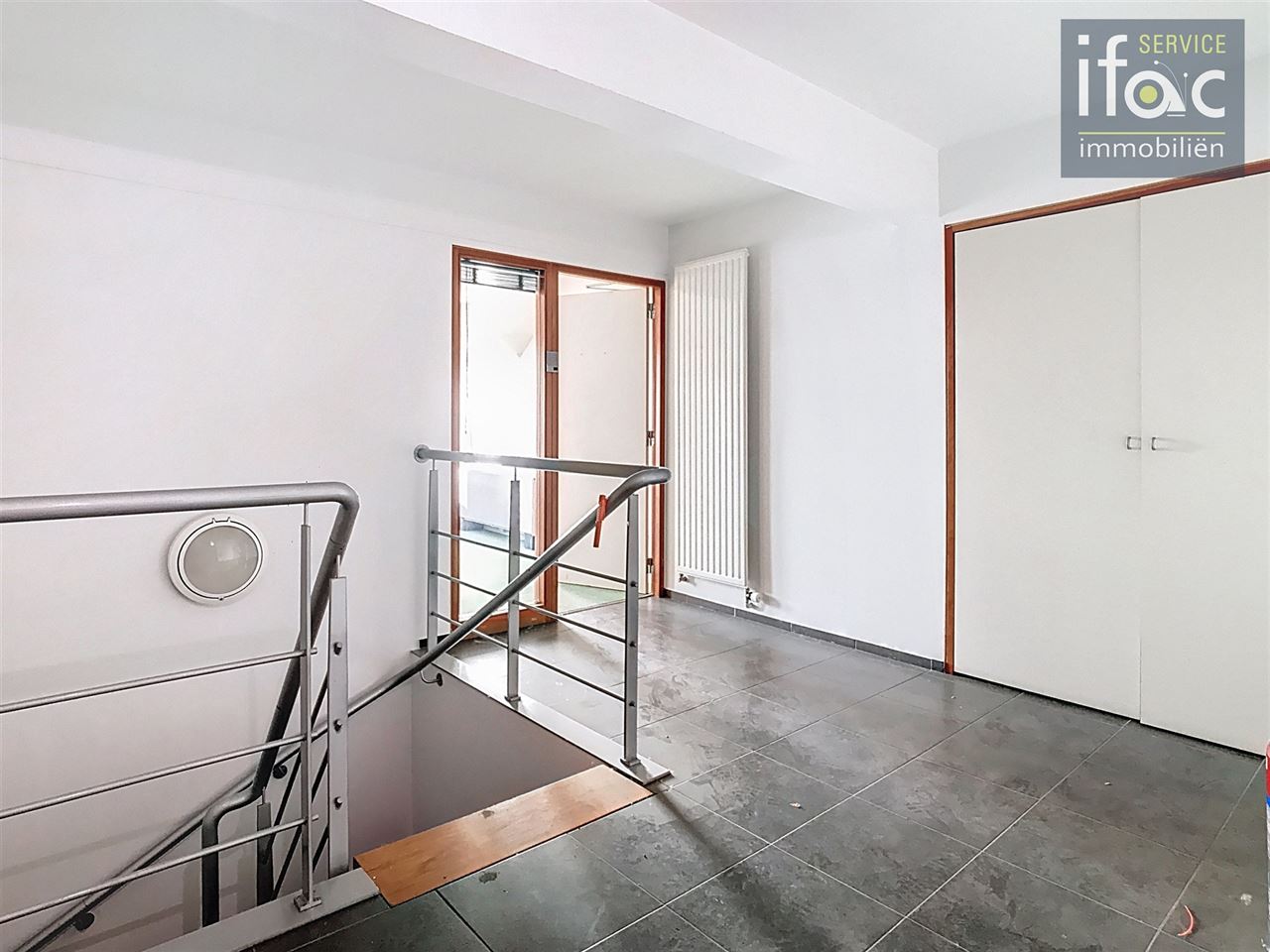 Commerciële ruimte en bureaus (270 m²) met parking.