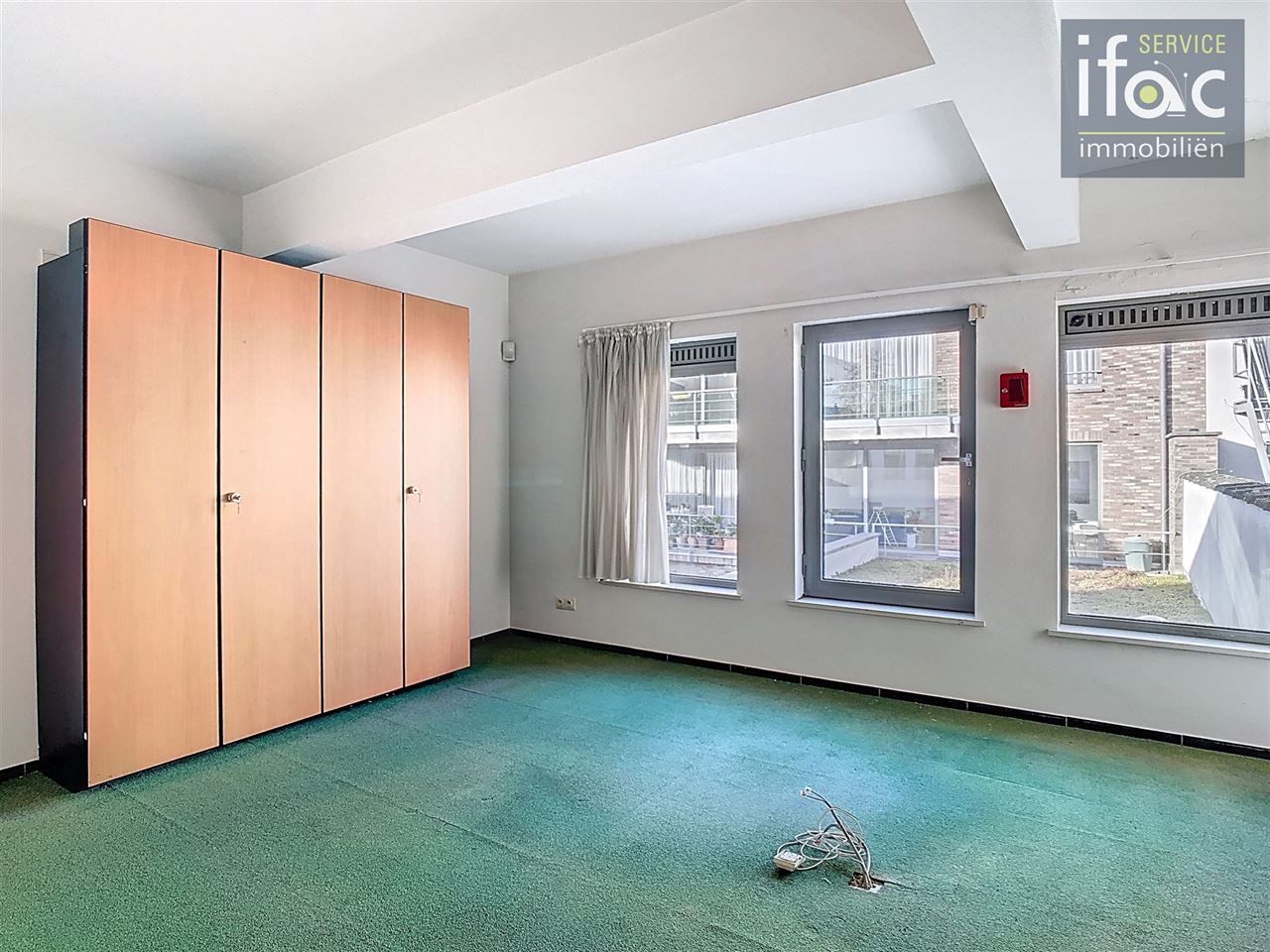 Commerciële ruimte en bureaus (270 m²) met parking.