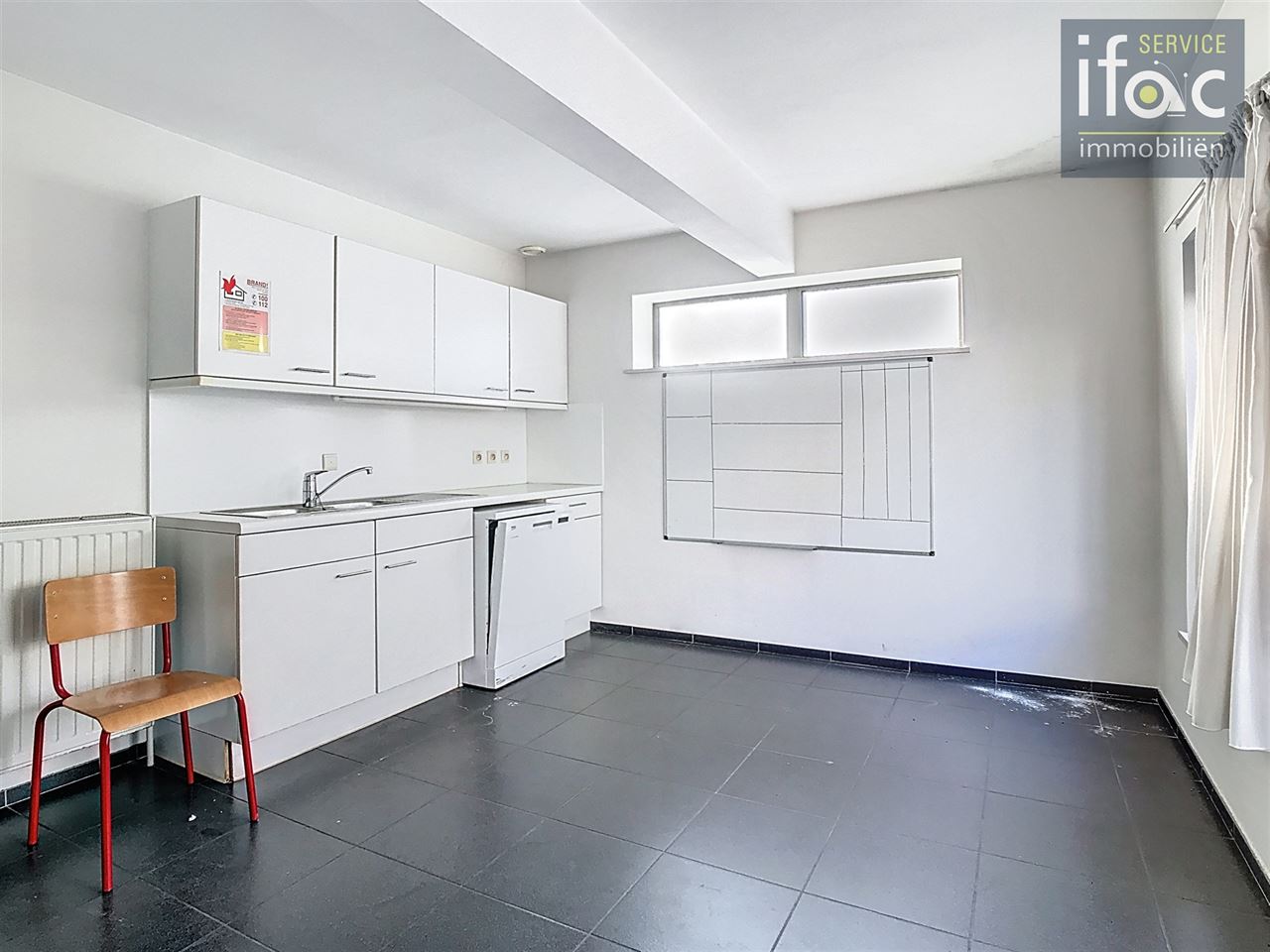 Commerciële ruimte en bureaus (270 m²) met parking.