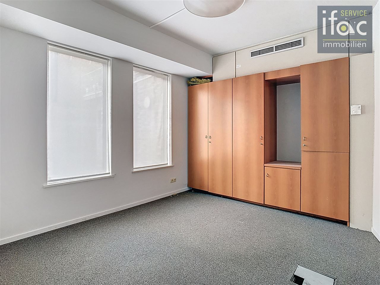 Commerciële ruimte en bureaus (270 m²) met parking.