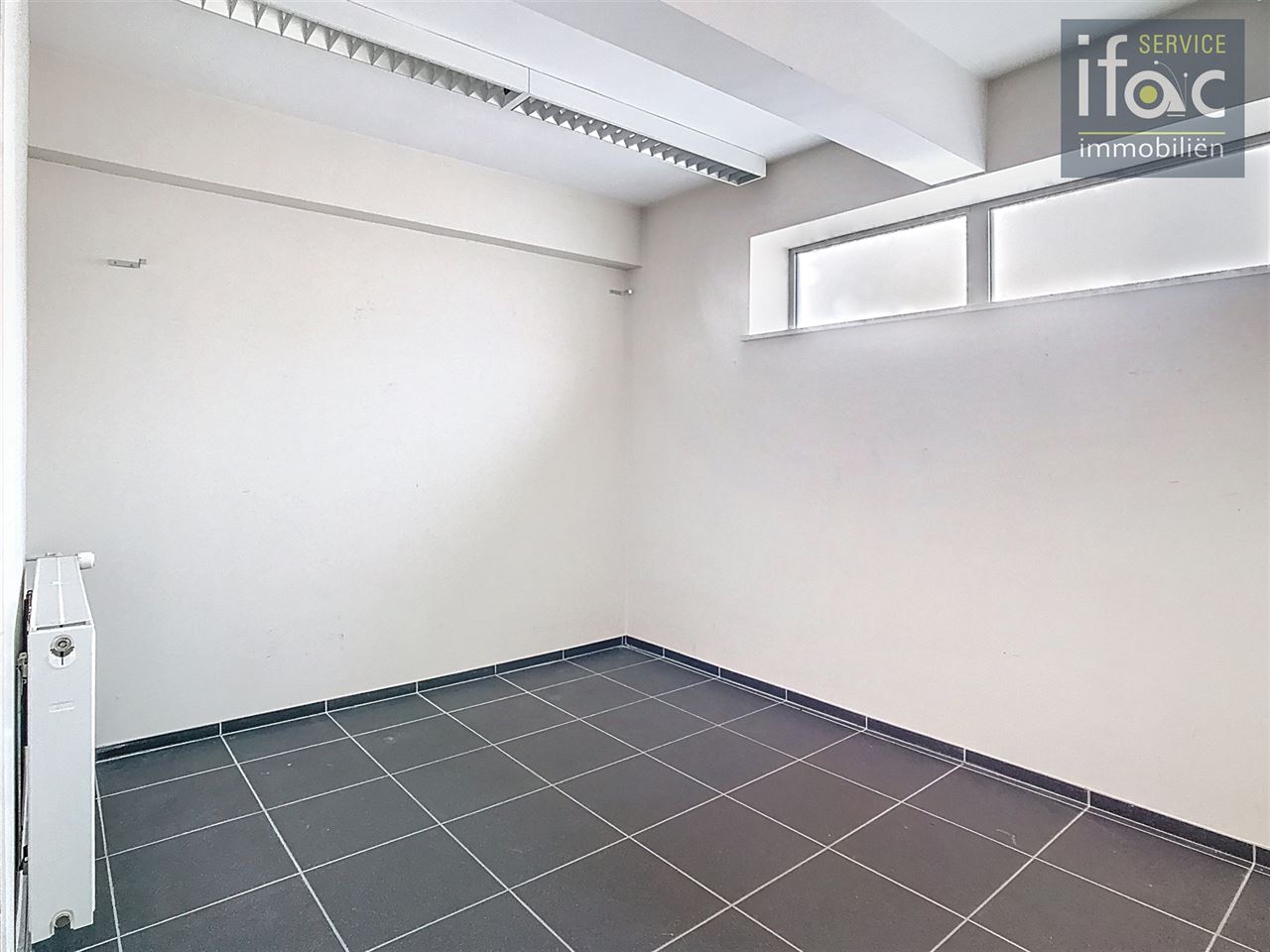 Commerciële ruimte en bureaus (270 m²) met parking.