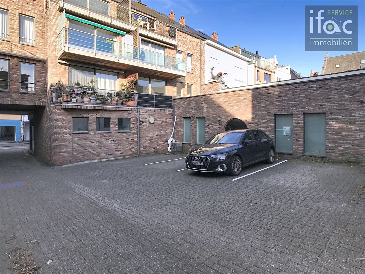 Commerciële ruimte en bureaus (270 m²) met parking.