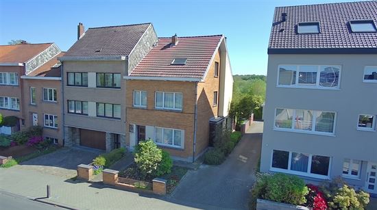 Stevige 3-gevel, 5 slpks, dubbele garage, centrum, ±17are